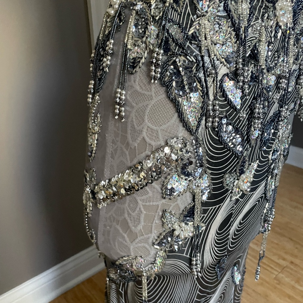 Silver metallic belly dance costume with asymmetrical sleeve - Picture 13 of 16